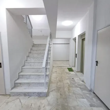 D8 Apartment *
